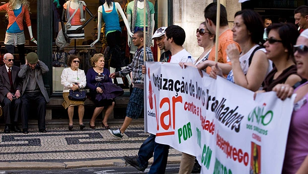 Fitch says Portugal needs bailout, S&P cuts Ireland rating