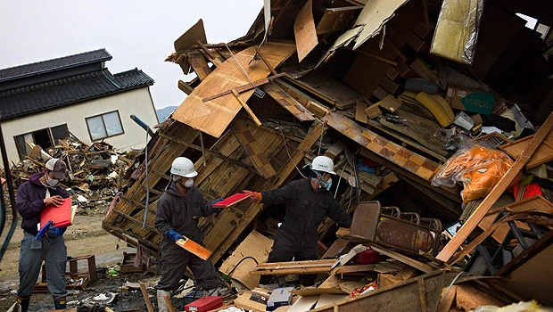 Japan quake to color phonemakers quarterly figures
