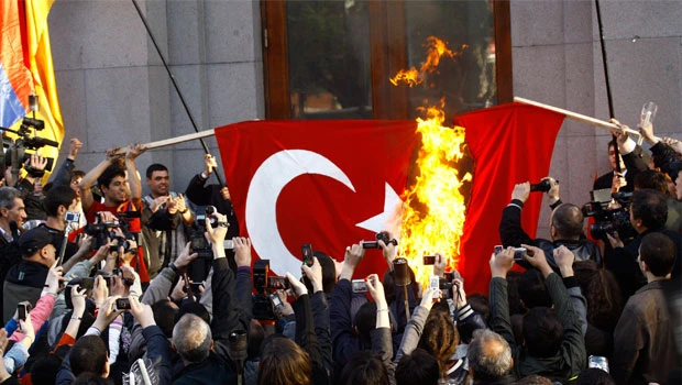 Armenians mourn victims of mass killings by Turks