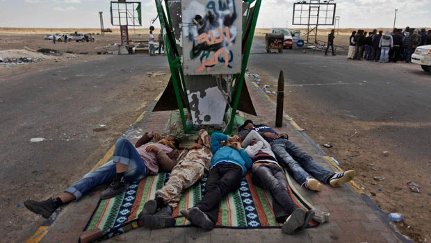 Libyan forces pound Misrata as 1,000 evacuated by sea