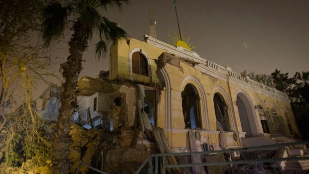 Qaddafi offers truce as NATO strikes in Tripoli