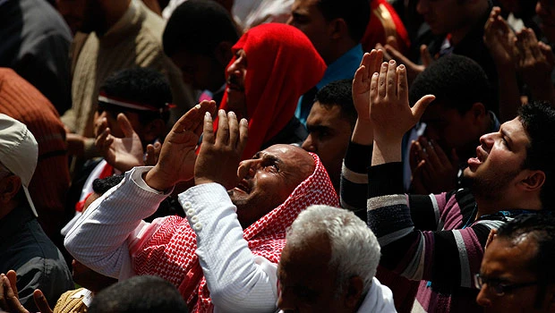 More than 1,000 defy Egypt army order to quit square