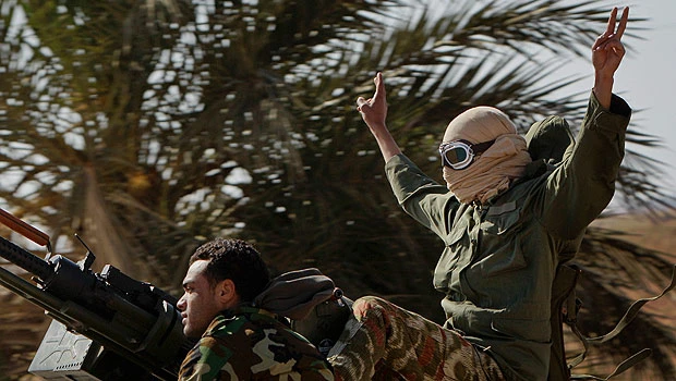 Libya rebels fight Qaddafi forces for strategic town