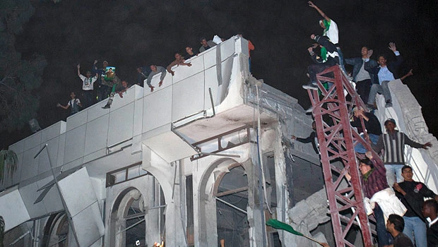Qaddafi escapes NATO bombing of his office complex