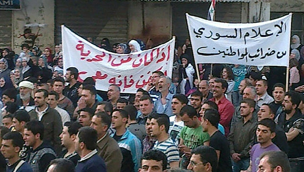 Angry Syrian protesters bury 12 of their comrades