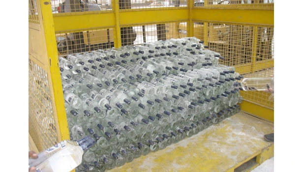 Saudi customs foil attempt to smuggle 7,200 liquor bottles