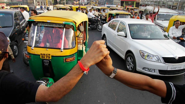 Thousands back anti-graft hunger striker in India
