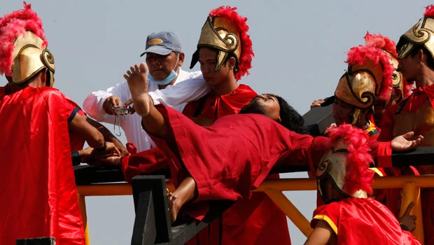 Gory ritual rejected by Philippine Catholic church leaders persist
