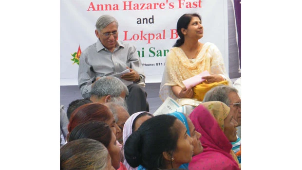 Young, middle-class India rally behind Hazare to rout corruption