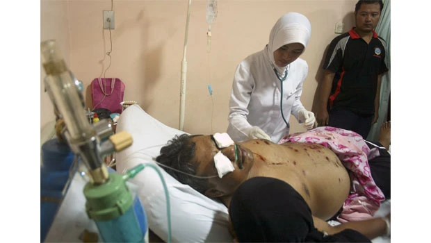 Suicide bomber hits Indonesian mosque, wounds 28
