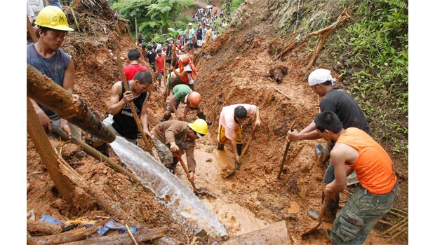 Hopes fade for 21 buried in Philippine landslide