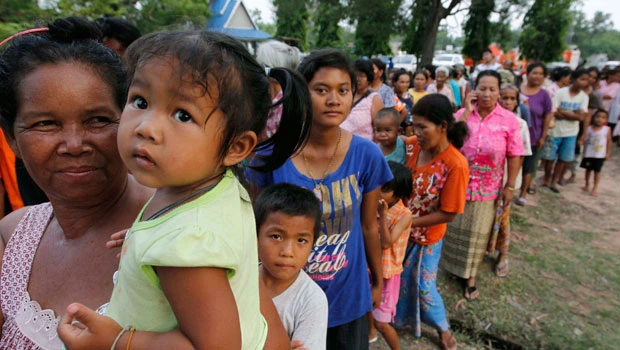 No letup in Cambodia-Thai war; villagers displaced