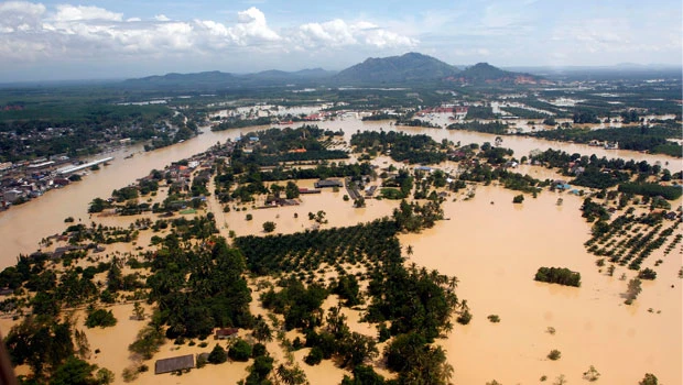 45 dead in Thai floods; lighter rain expected