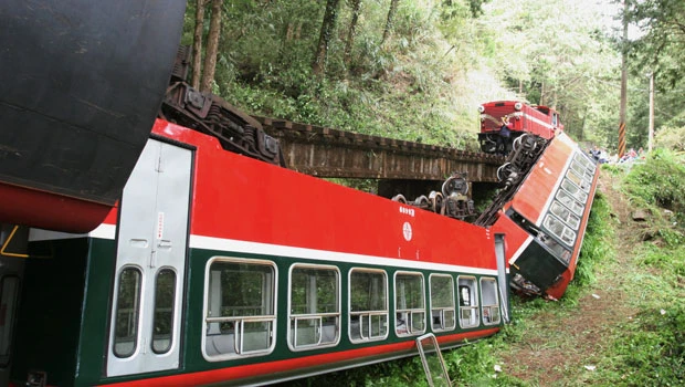 Train overturns in Taiwan, six killed