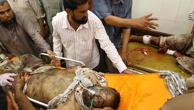 Karachi blast kills 15, criminal gangs suspected