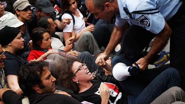Israeli forces clash with protesters in West Bank