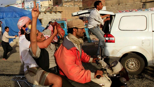 Protesters storm government offices to mount pressure on Saleh