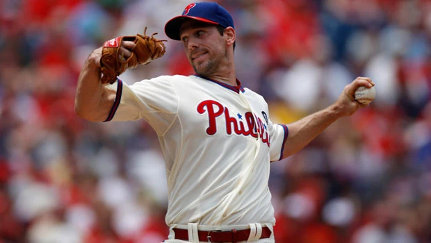 Lee leads Phillies to 10-4 win over Reds