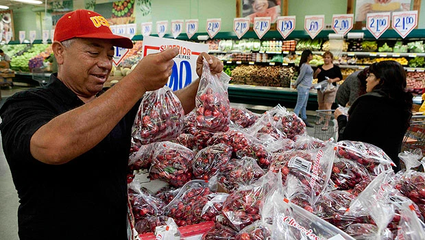 US consumer confidence falls unexpectedly in May