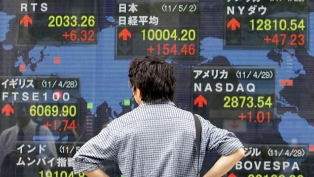 Euro hits 17-month high as oil, gold prices decline