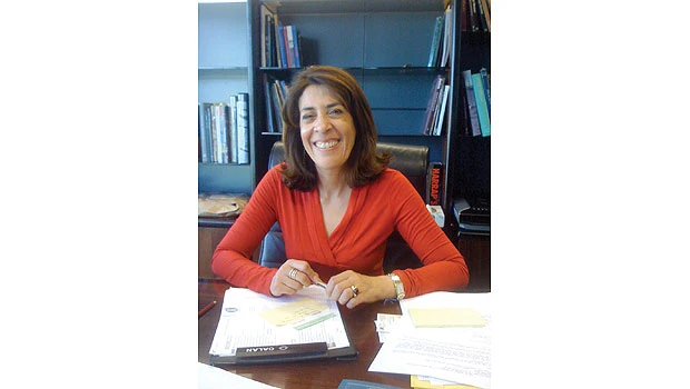 Mona Khazindar takes over the IMA in Paris