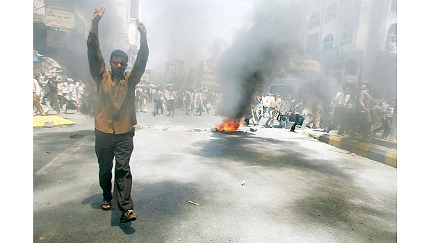 Yemen forces fire on protests, Gulf states to send envoy
