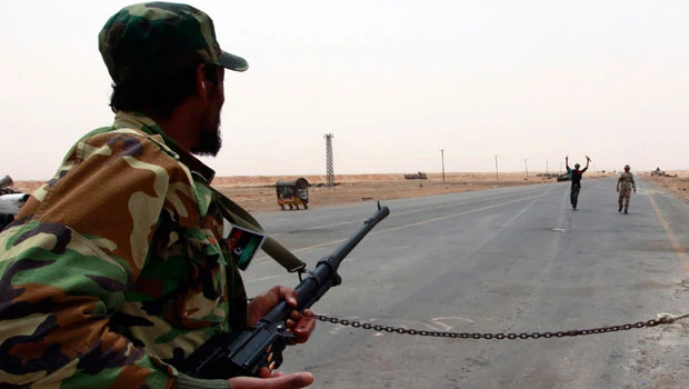 Libyan rebels: Regime forces shelling supply route