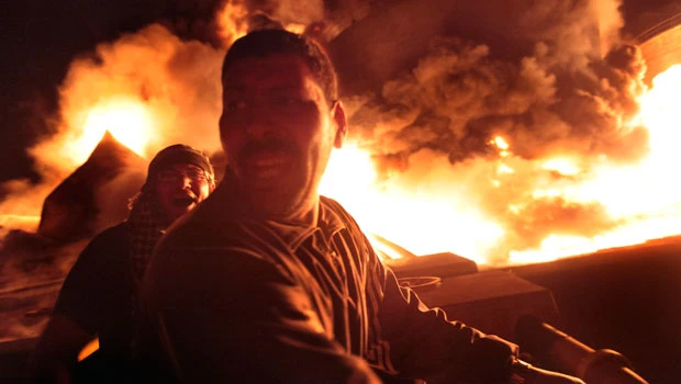Qaddafi forces bomb Misrata fuel facilities