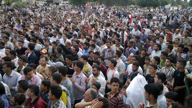 Syrian tanks attack towns that held protests