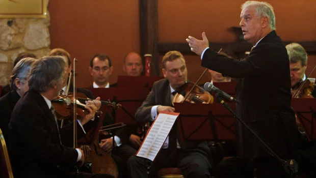Israeli maestro conducts rare performance in Gaza