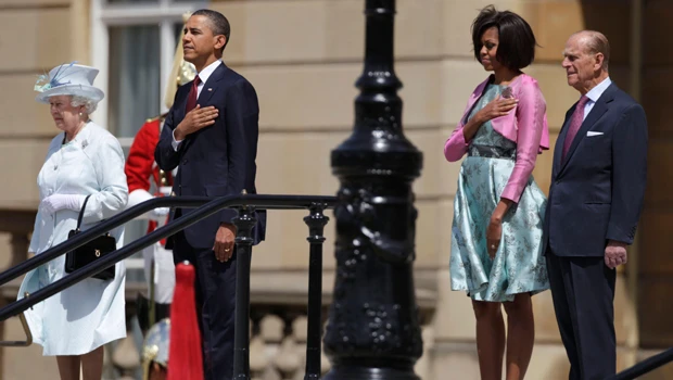 Obamas welcomed at Buckingham Palace