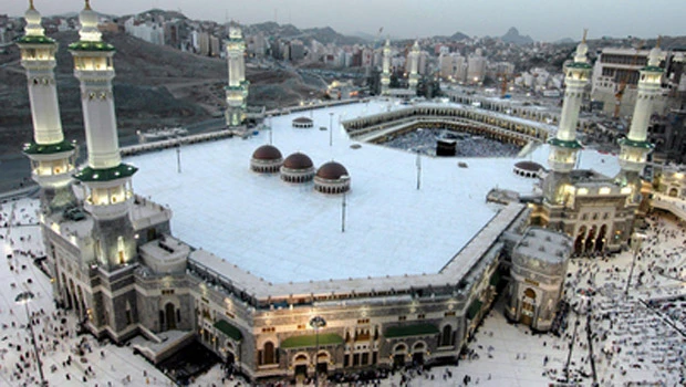 No shadows in Grand Mosque at 12:18 p.m. Saturday
