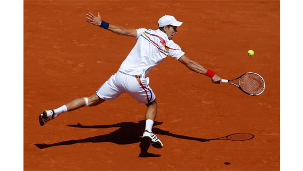 Djokovic, Schiavone start fast in the sun