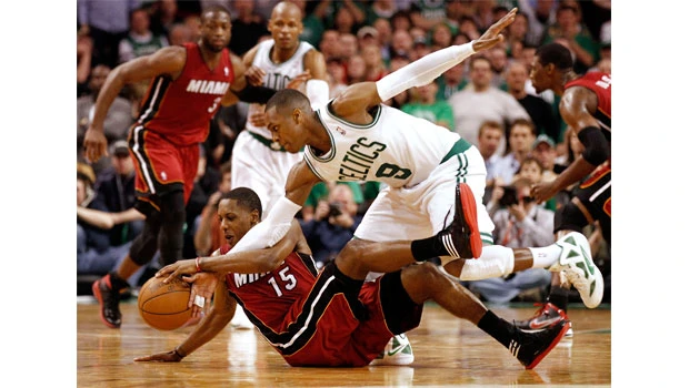 Rondo bucks injury, leads Celtics past Heat