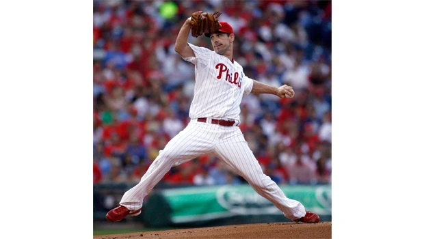 Lee dominates as Phillies beat Rangers