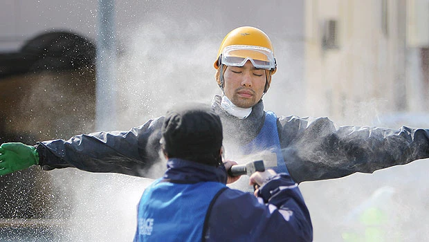 Workers enter Japan reactor building