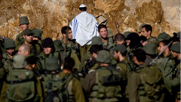 Palestinians test tactic of unarmed mass marches
