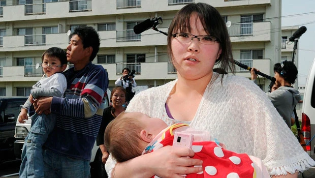 Japanese in expanded nuclear zone leave homes