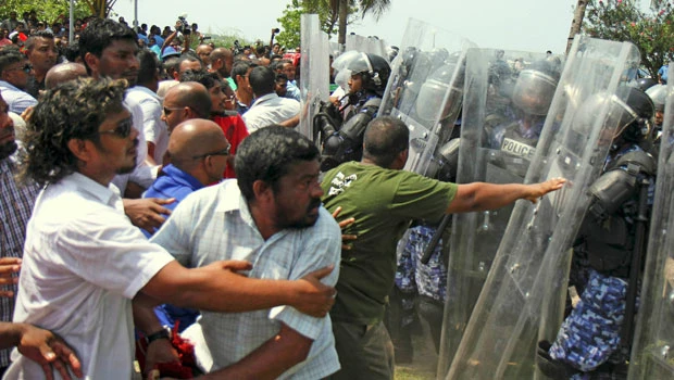 Police crack down as hundreds protest in Maldives