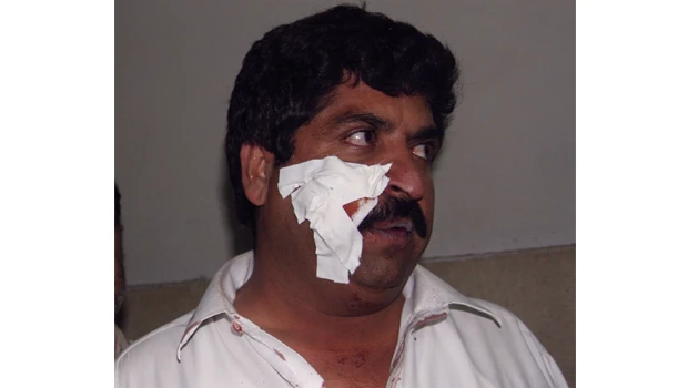 Suicide truck bomb kills 32 in Pakistan
