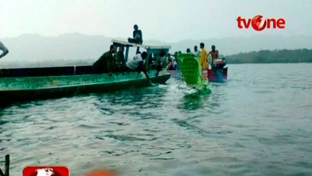 Plane with 27 people crashes in eastern Indonesia