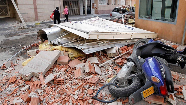 Spanish officials put earthquake death toll at 8