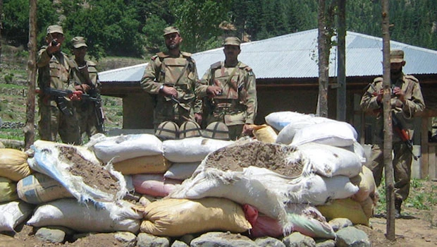 Pakistan attacks militants near Afghan border