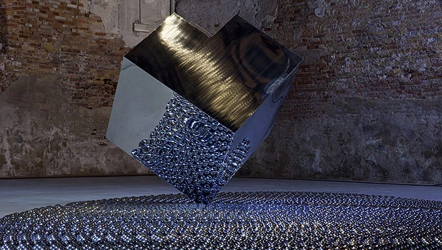Saudi Pavilion: back to black