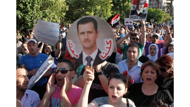 Syrian troops move on restive town
