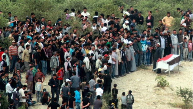 Syrian regime seals restive town; mutineers remain