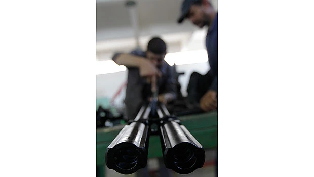 Libyan civilians build weapons to fight Qaddafi