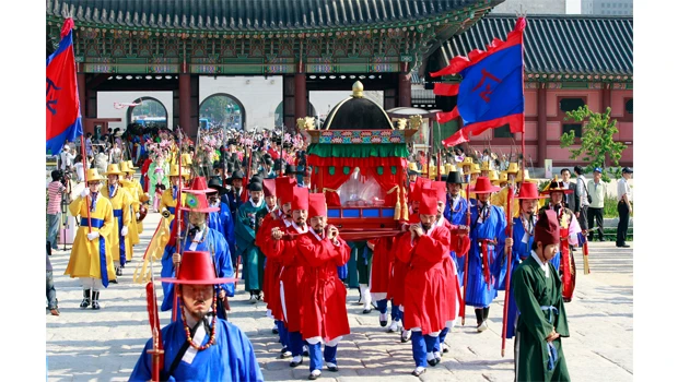 Looted Korean royal books get colorful welcome