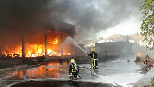 Massive fire hits warehouse in Makkah