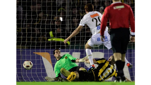 Santos hold Penarol in Libertadores final